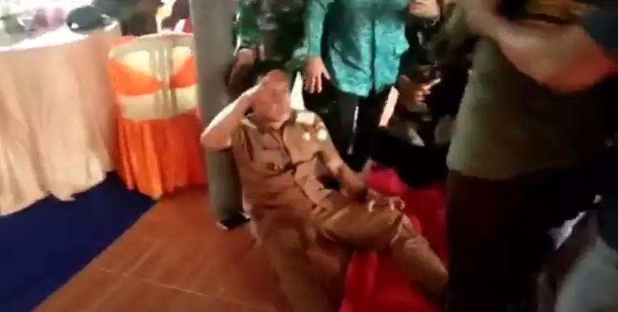 Kepala desa kesurupan YouTube/ Hatake Dhika