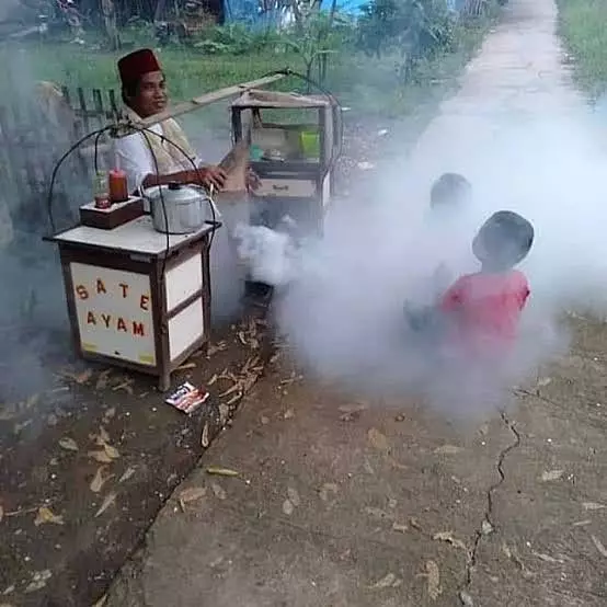 potret lucu bapak bapak jualan Berbagai Sumber