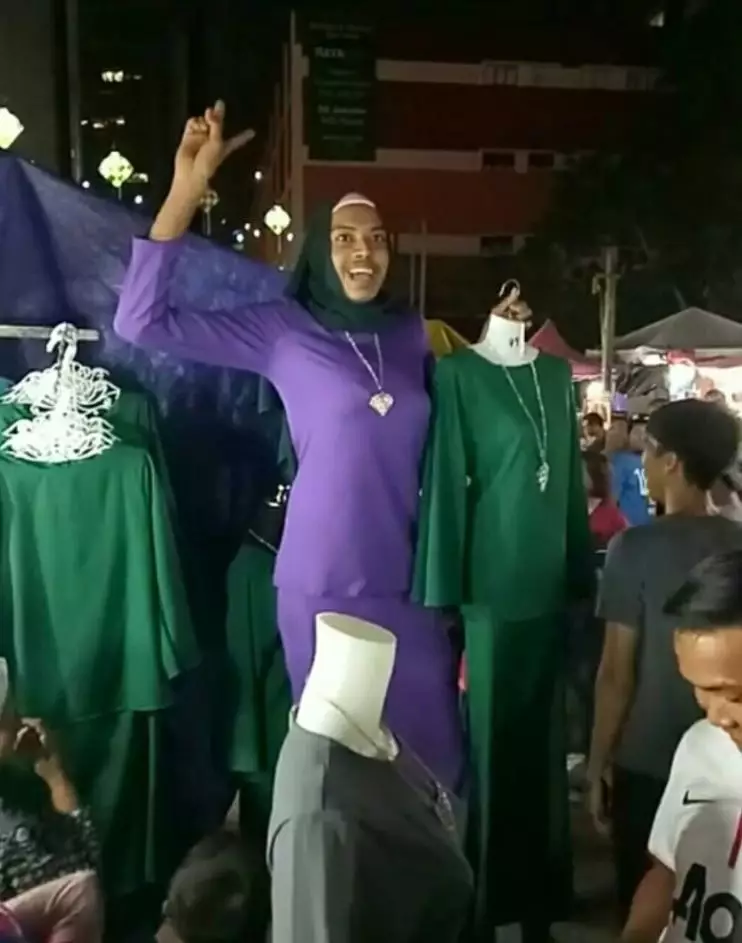 potret lucu bapak bapak jualan Berbagai Sumber