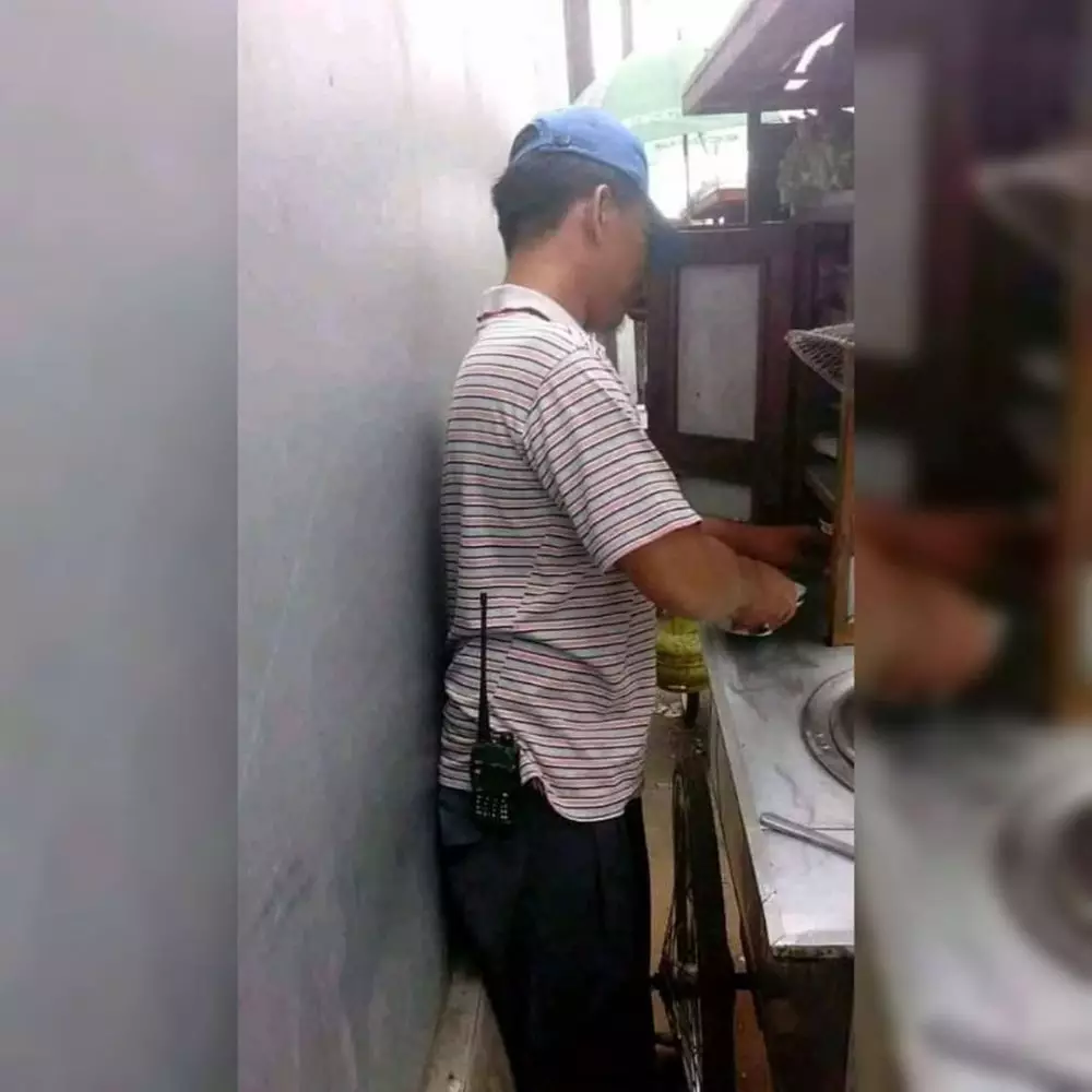 potret lucu bapak bapak jualan Berbagai Sumber