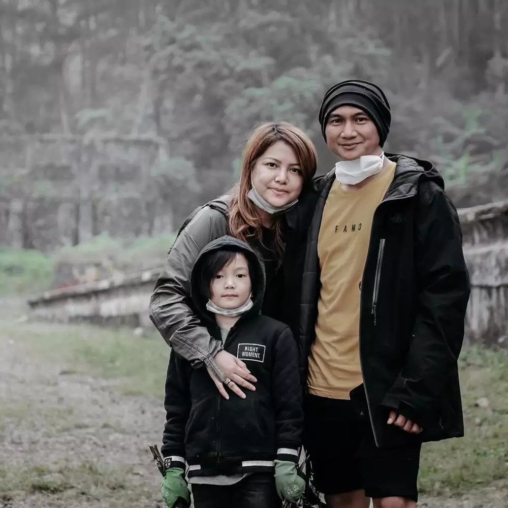 Anji dan keluarga di gunung © 2020 brilio.net