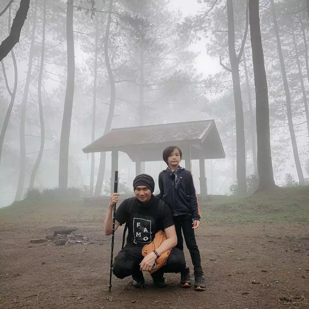 Anji dan keluarga di gunung © 2020 brilio.net