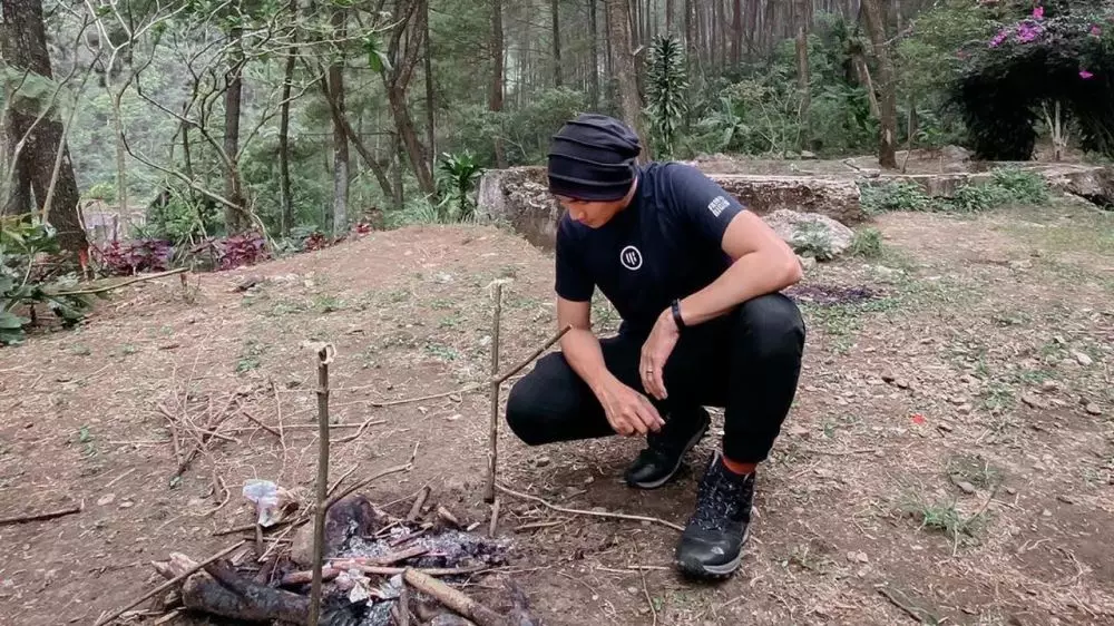 Anji dan keluarga di gunung © 2020 brilio.net