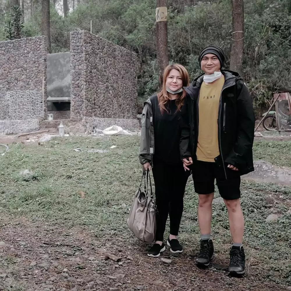 Anji dan keluarga di gunung © 2020 brilio.net