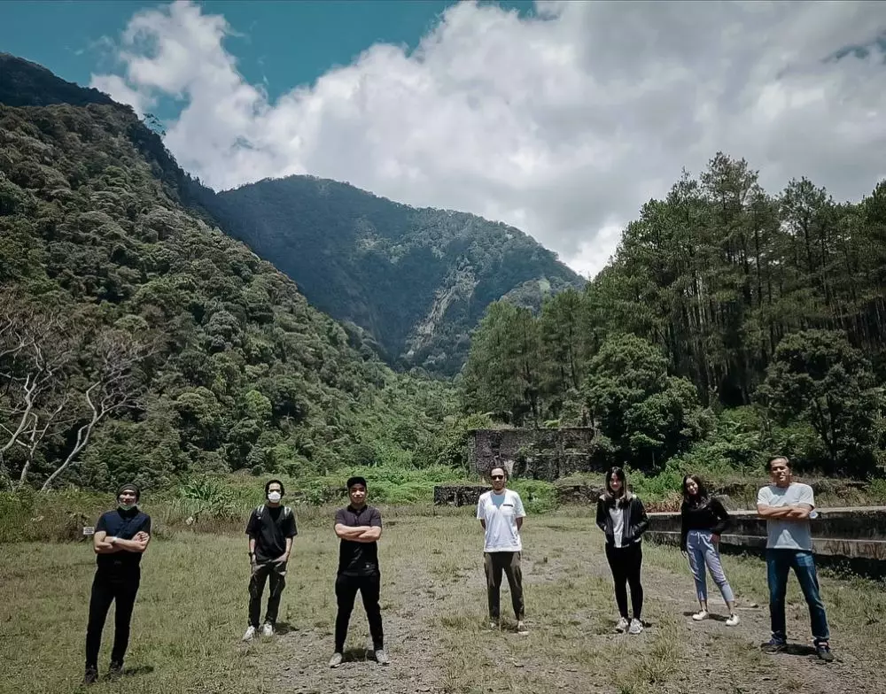 Anji dan keluarga di gunung © 2020 brilio.net