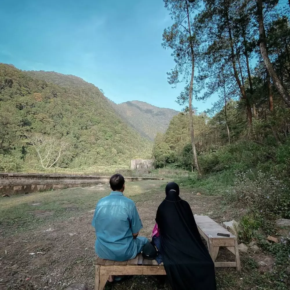 Anji dan keluarga di gunung © 2020 brilio.net