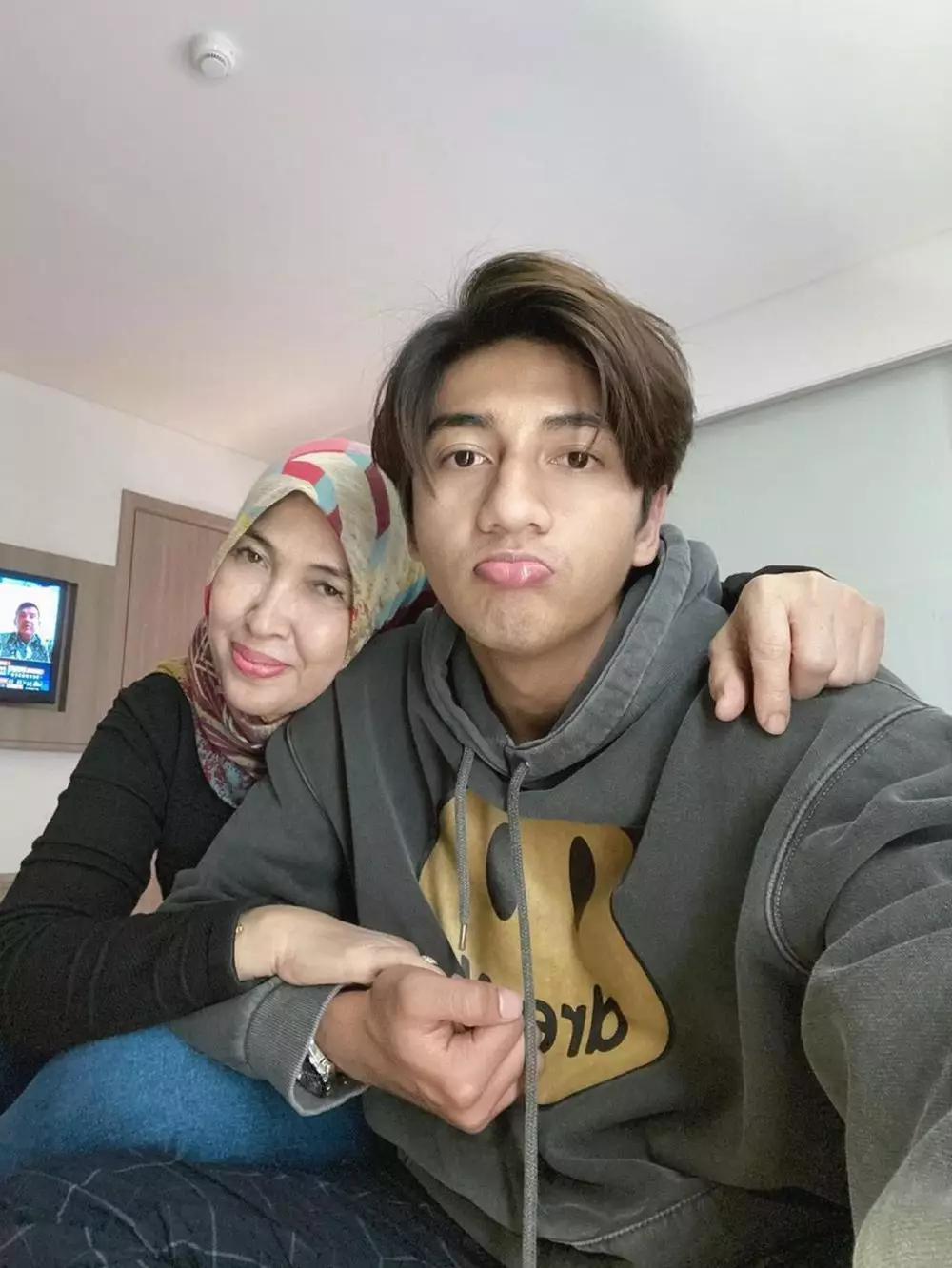 harris vriza dengan ibunda Berbagai sumber