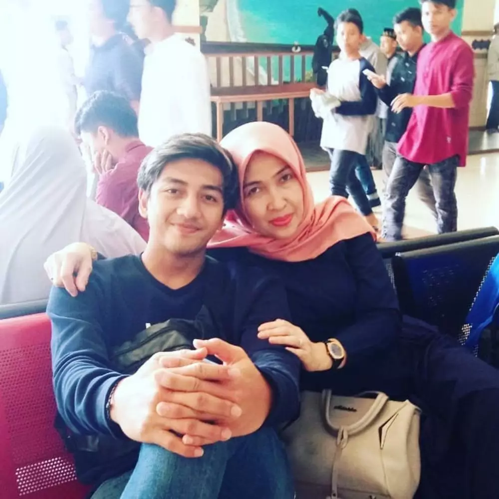 harris vriza dengan ibunda Berbagai sumber