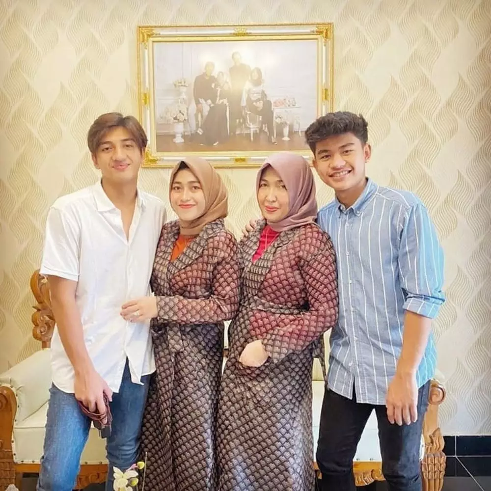 harris vriza dengan ibunda Berbagai sumber