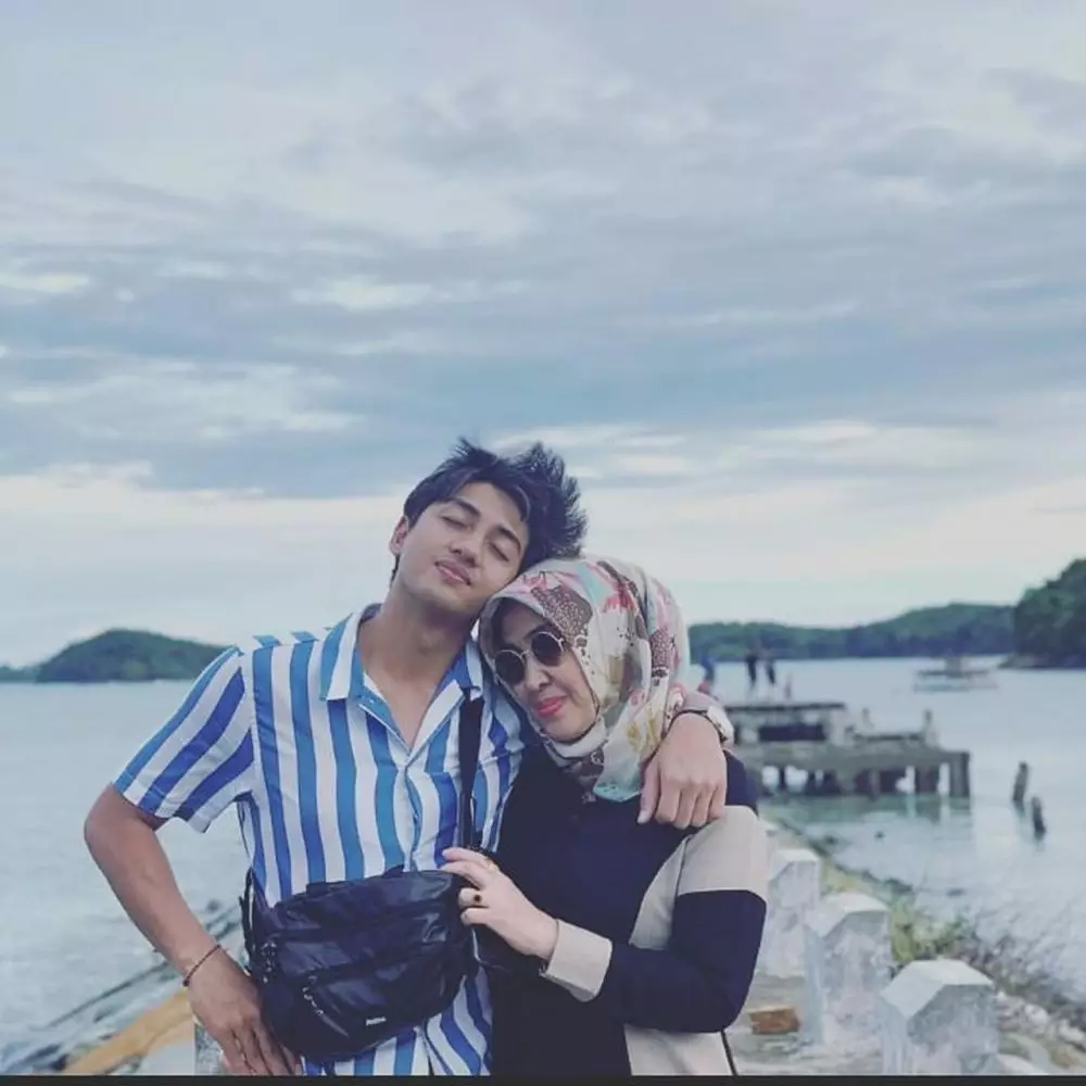 harris vriza dengan ibunda Berbagai sumber