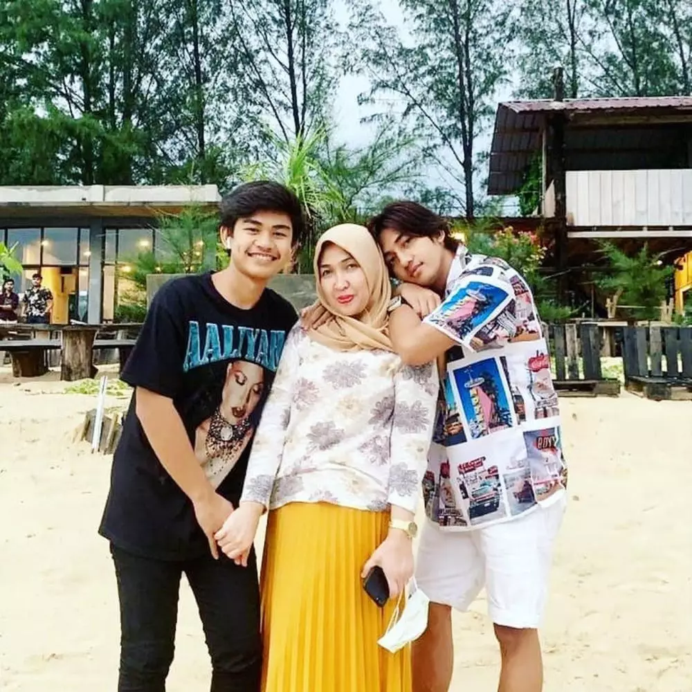 harris vriza dengan ibunda Berbagai sumber