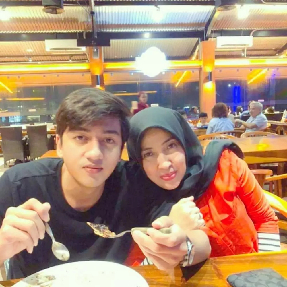 harris vriza dengan ibunda Berbagai sumber