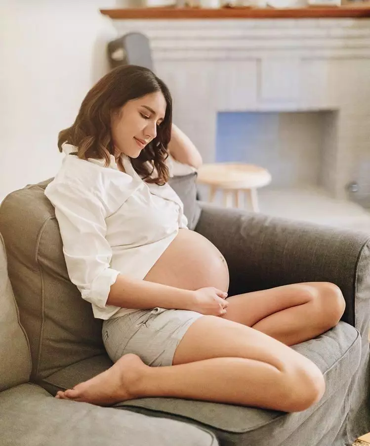 Potret maternity seleb di rumah  Instagram Potret maternity seleb di rumah  Instagram