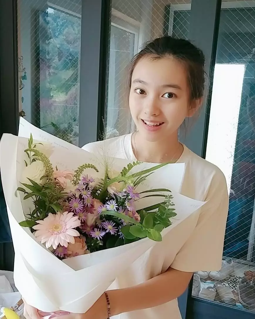 Potret terbaru Kal Sowon berbagai sumber Potret terbaru Kal Sowon berbagai sumber