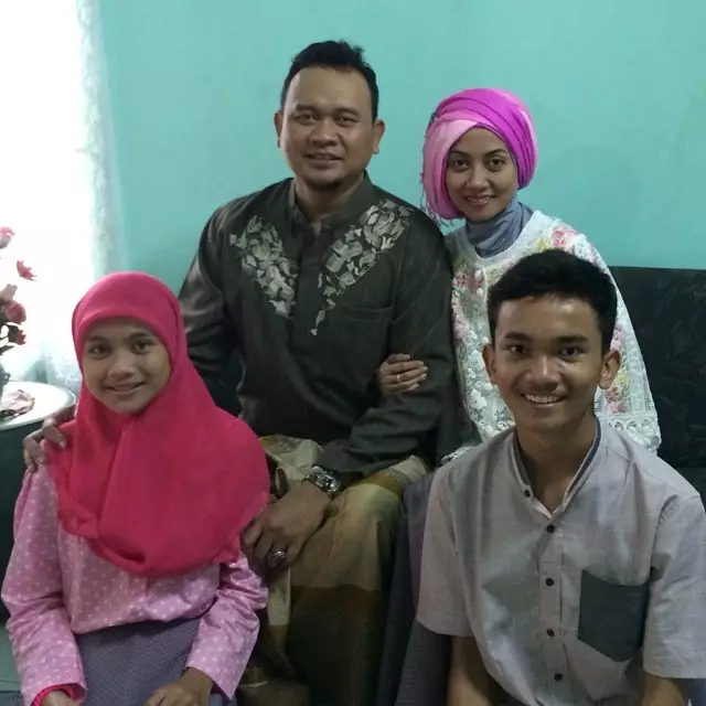 Cak Lontong bareng putrinya © 2020 brilio.net Cak Lontong bareng putrinya © 2020 brilio.net