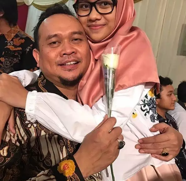 Cak Lontong bareng putrinya © 2020 brilio.net Cak Lontong bareng putrinya © 2020 brilio.net