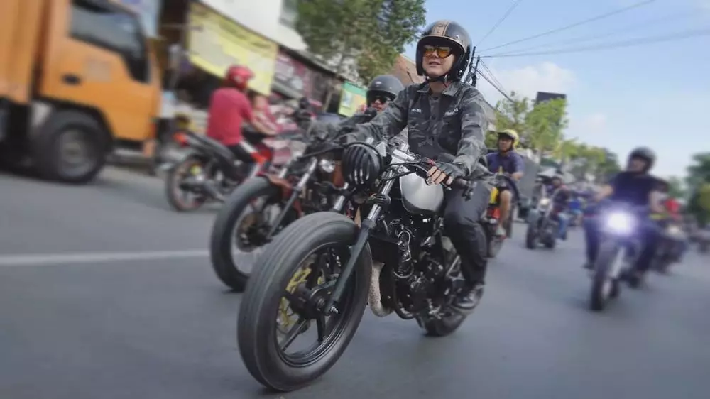 gaya macho poppy sovia saat naik moge © 2020 Instagram/@poppysovia