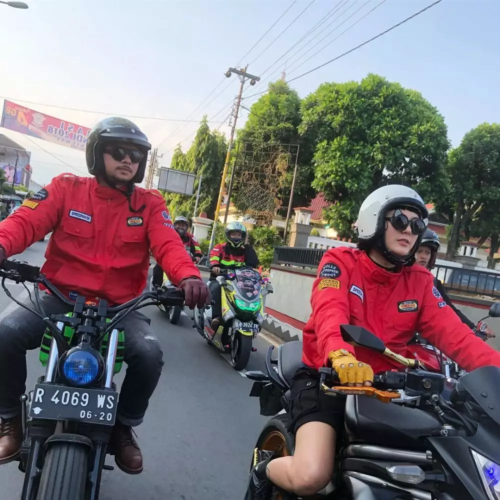 gaya macho poppy sovia saat naik moge © 2020 Instagram/@poppysovia