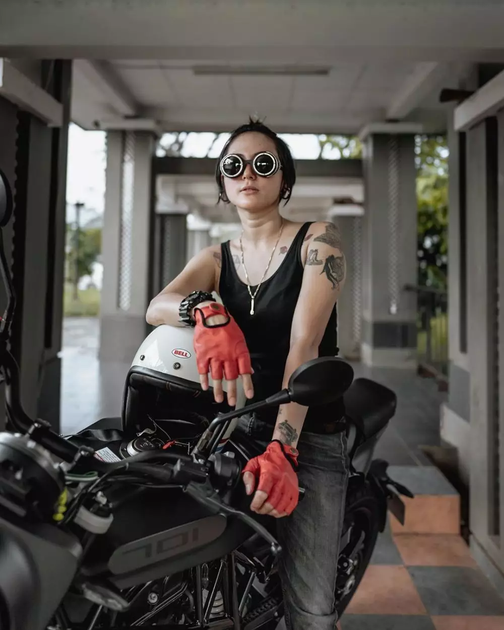 gaya macho poppy sovia saat naik moge © 2020 Instagram/@poppysovia