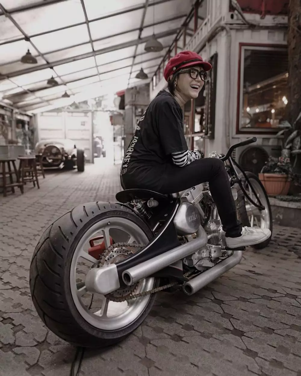 gaya macho poppy sovia saat naik moge © 2020 Instagram/@poppysovia