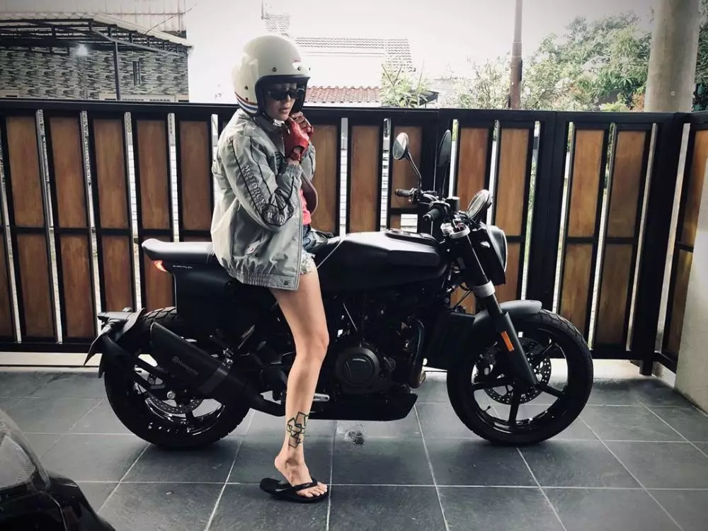 gaya macho poppy sovia saat naik moge © 2020 Instagram/@poppysovia