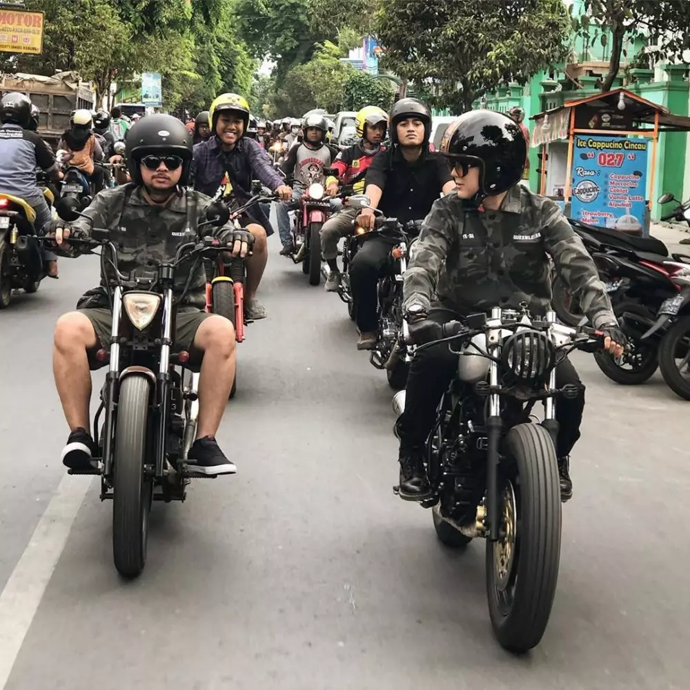 gaya macho poppy sovia saat naik moge © 2020 Instagram/@poppysovia