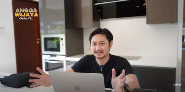 angga berikan gaji pertama Berbagai sumber