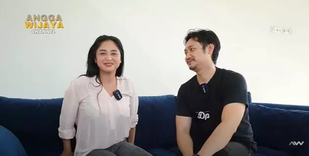 angga berikan gaji pertama Berbagai sumber