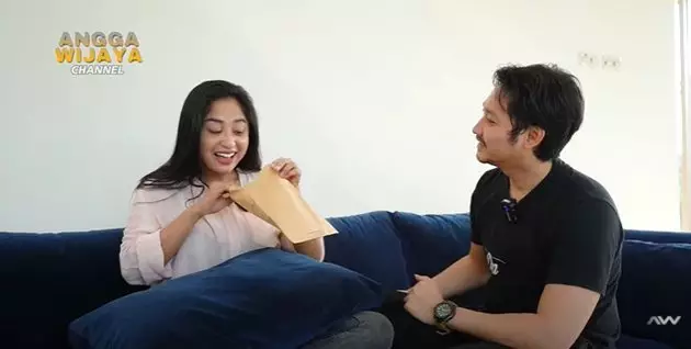 angga berikan gaji pertama Berbagai sumber