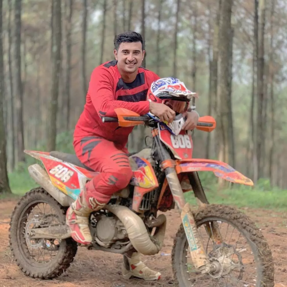 seleb punya hobi tunggangi motor trail © 2020 Instagram seleb punya hobi tunggangi motor trail © 2020 Instagram