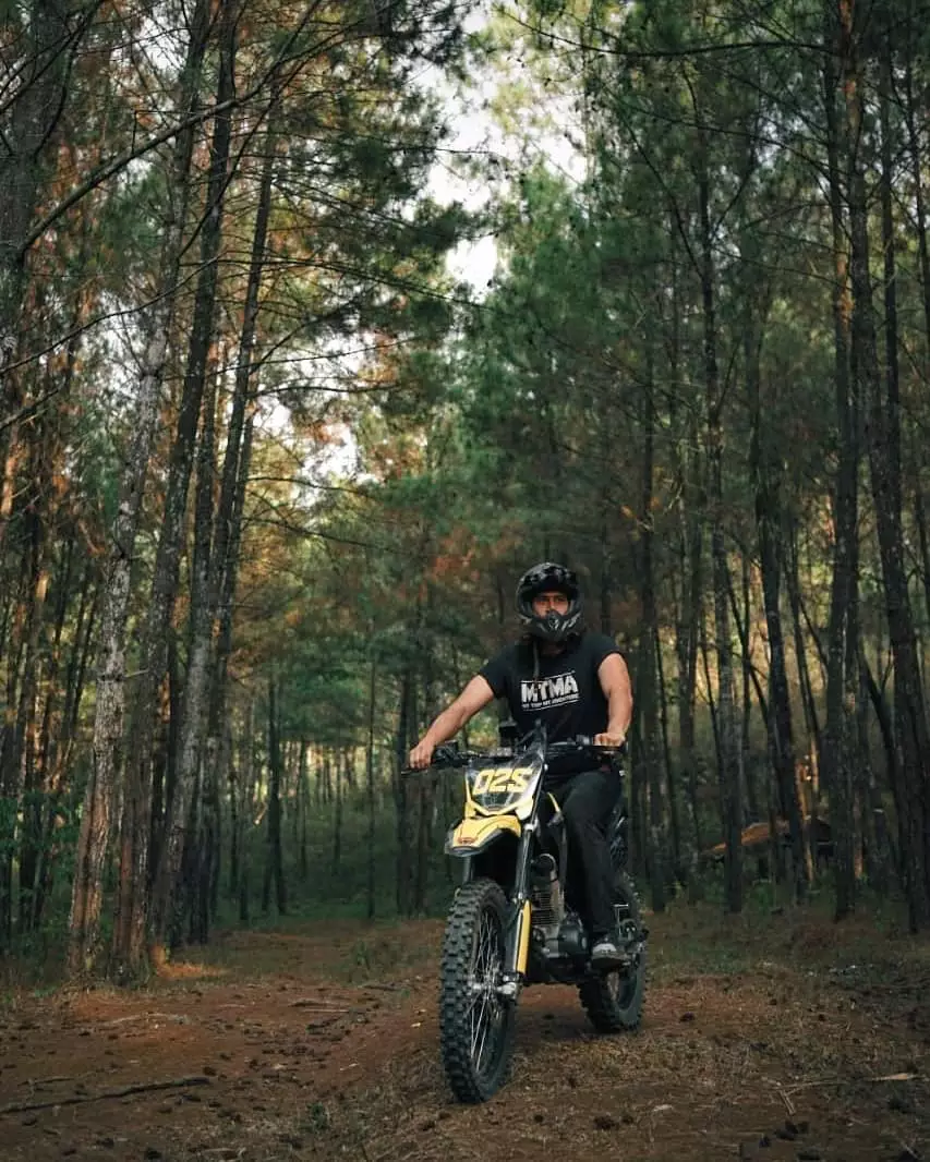 seleb punya hobi tunggangi motor trail © 2020 Instagram seleb punya hobi tunggangi motor trail © 2020 Instagram