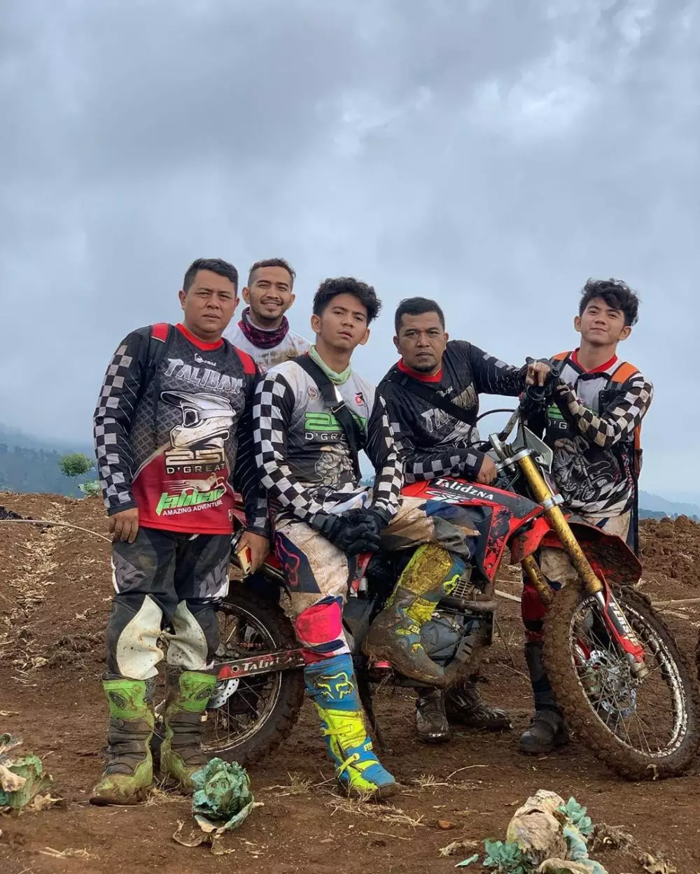 seleb punya hobi tunggangi motor trail © 2020 Instagram seleb punya hobi tunggangi motor trail © 2020 Instagram