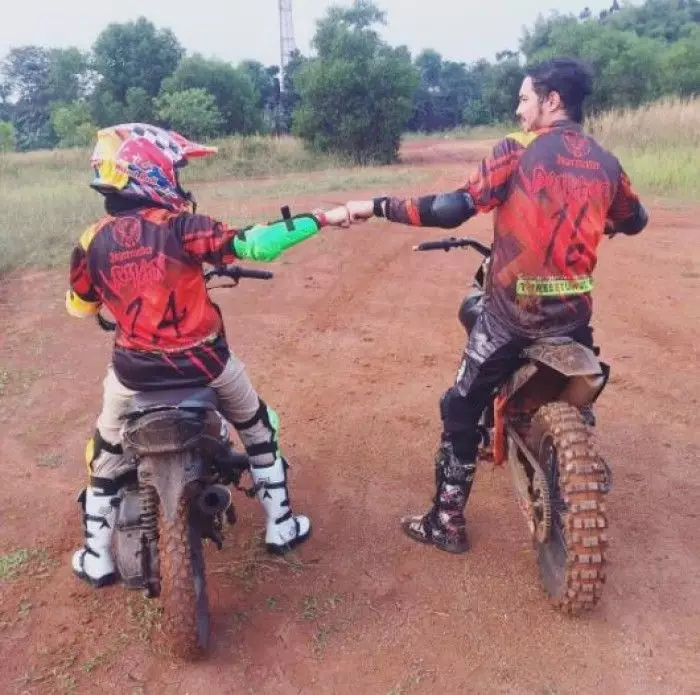 seleb punya hobi tunggangi motor trail © 2020 Instagram seleb punya hobi tunggangi motor trail © 2020 Instagram