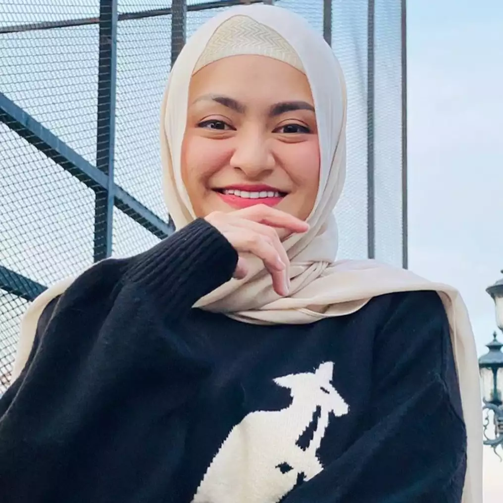 7 Potret Nathalie Holscher pakai hijab, pesonanya terpancar