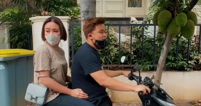 pasangan seleb kencan boncengan motor © 2020 brilio.net pasangan seleb kencan boncengan motor © 2020 brilio.net