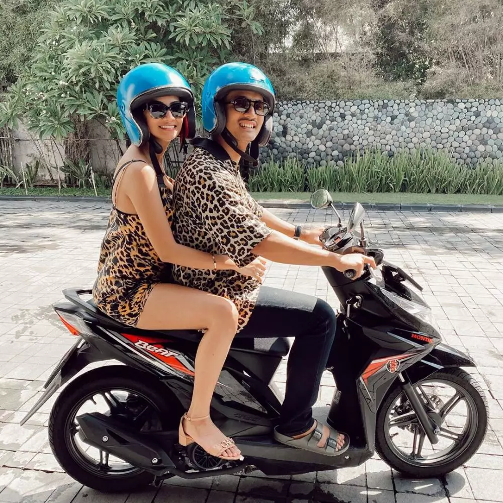pasangan seleb kencan boncengan motor © 2020 brilio.net pasangan seleb kencan boncengan motor © 2020 brilio.net