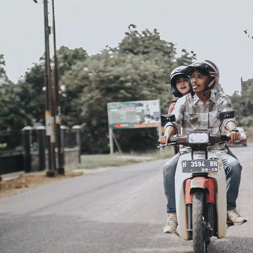 pasangan seleb kencan boncengan motor © 2020 brilio.net pasangan seleb kencan boncengan motor © 2020 brilio.net