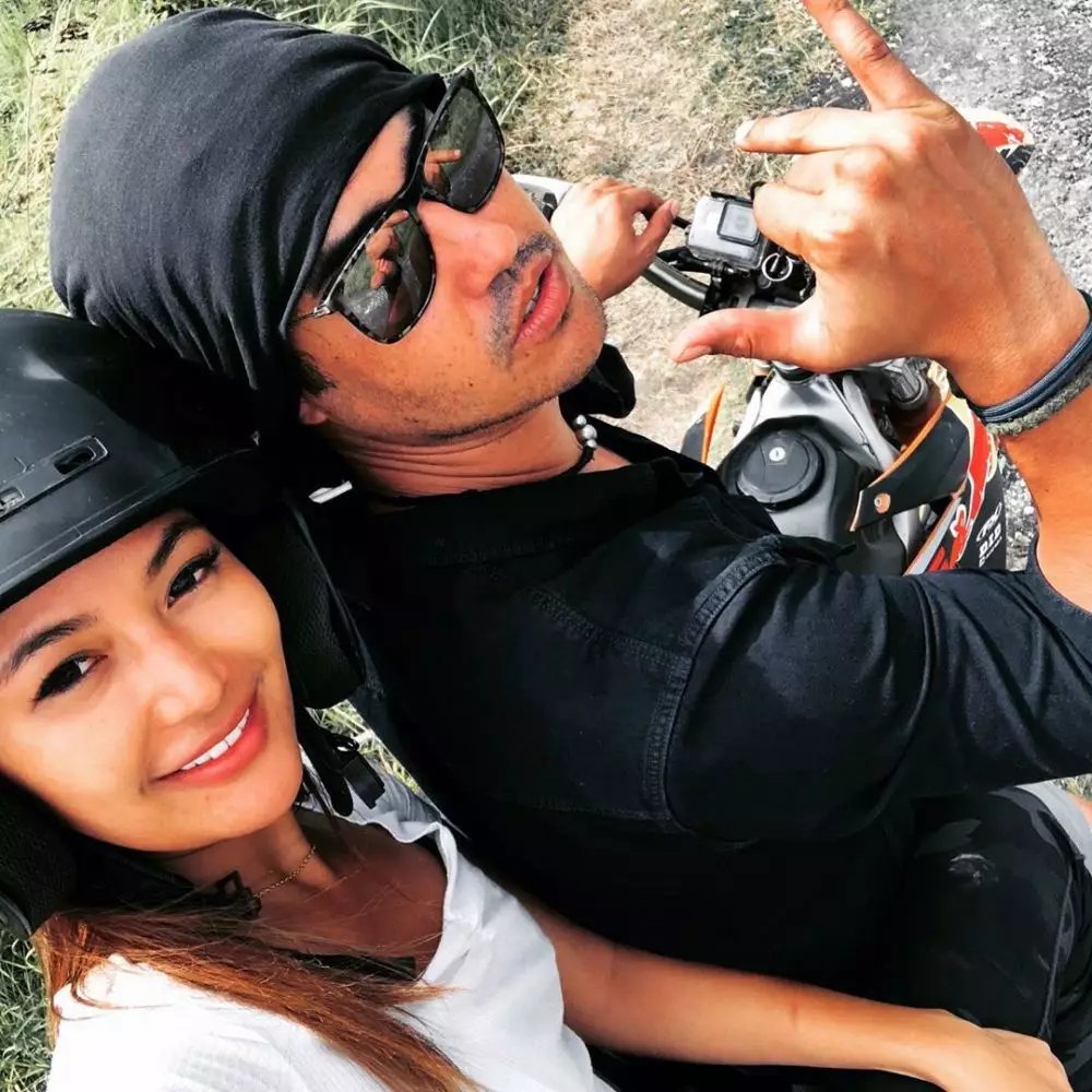 pasangan seleb kencan boncengan motor © 2020 brilio.net pasangan seleb kencan boncengan motor © 2020 brilio.net