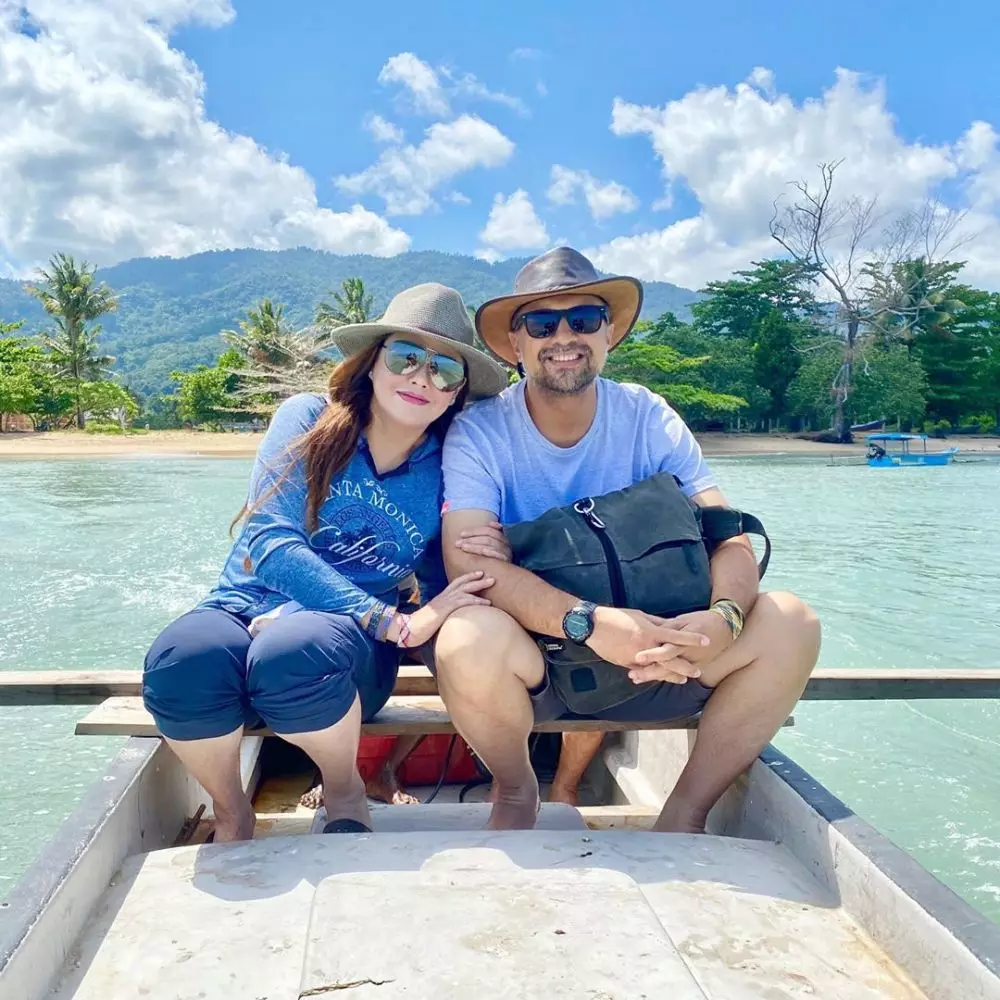 Potret mesra Nia dan Ari Instagram