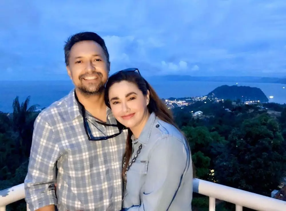 Potret mesra Nia dan Ari Instagram