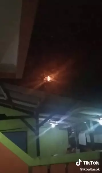 Api terbang di atas genteng TikTok/@ikbaltasok Api terbang di atas genteng TikTok/@ikbaltasok
