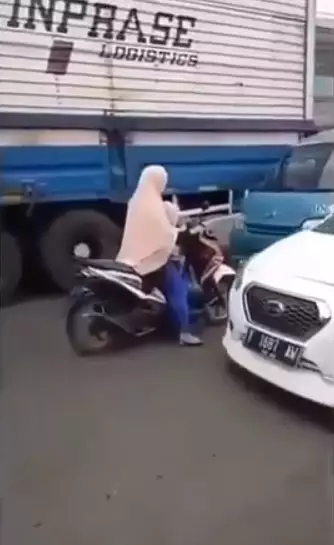 Pengendara salah jalur Instagram/@dagelan