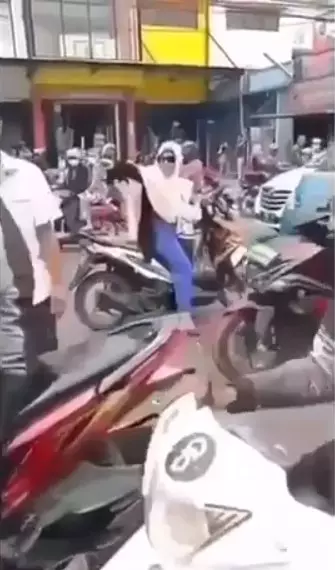 Pengendara salah jalur Instagram/@dagelan