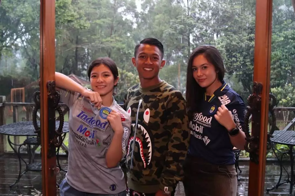 Wulan Guritno bertemu pemain Persib © 2020 brilio.net Wulan Guritno bertemu pemain Persib © 2020 brilio.net