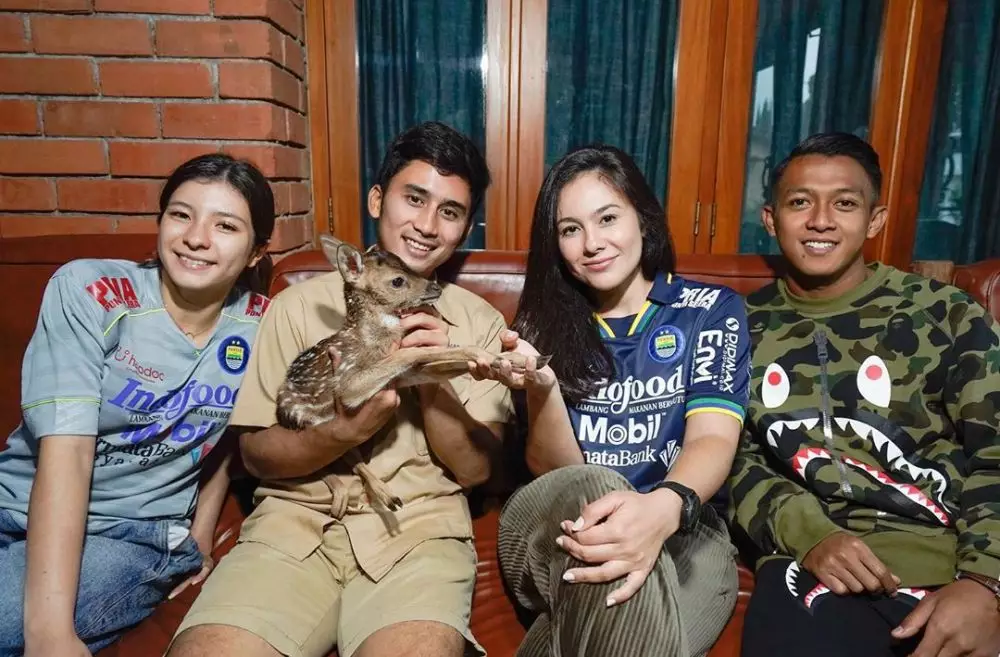 Wulan Guritno bertemu pemain Persib © 2020 brilio.net Wulan Guritno bertemu pemain Persib © 2020 brilio.net
