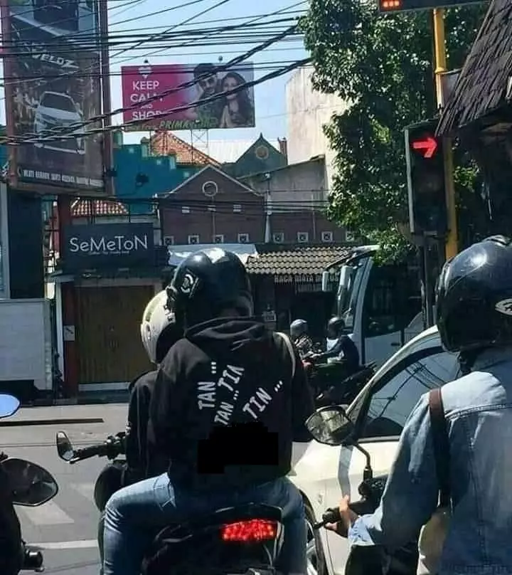 Tulisan di baju pengendara berbagai sumber