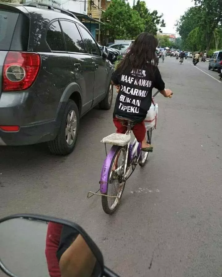 Tulisan di baju pengendara berbagai sumber