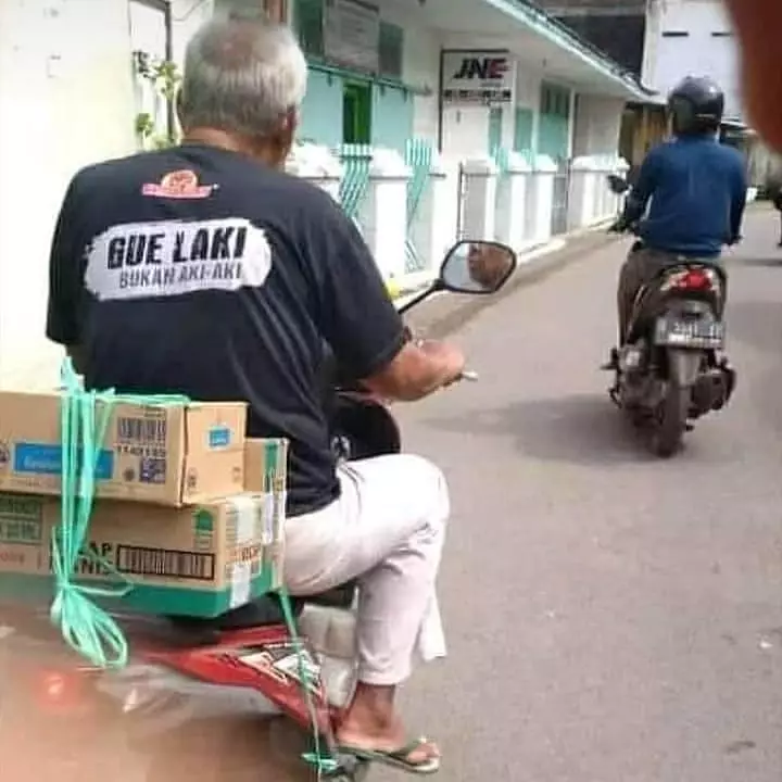 Tulisan di baju pengendara berbagai sumber