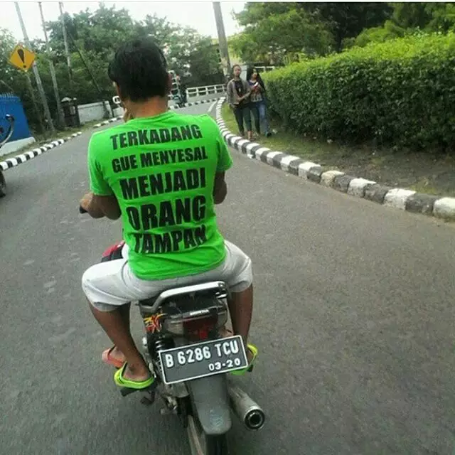 Tulisan di baju pengendara berbagai sumber