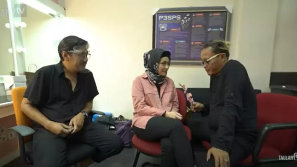 momen lamaran sule Berbagai sumber